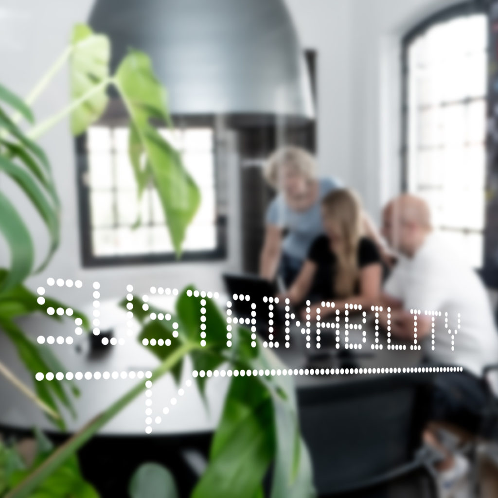 Nachhaltigkeit für Unternehmen: Foto von einem Büroraum mit dem Schriftzug Sustainability